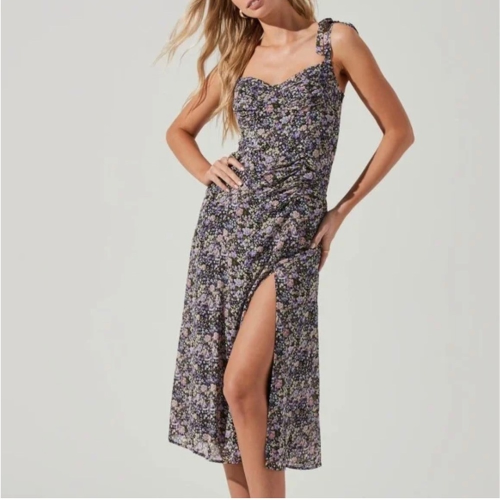 ASTR The Label Milkmaid Tie Strap Floral Midi Dress
BOUTIQUE